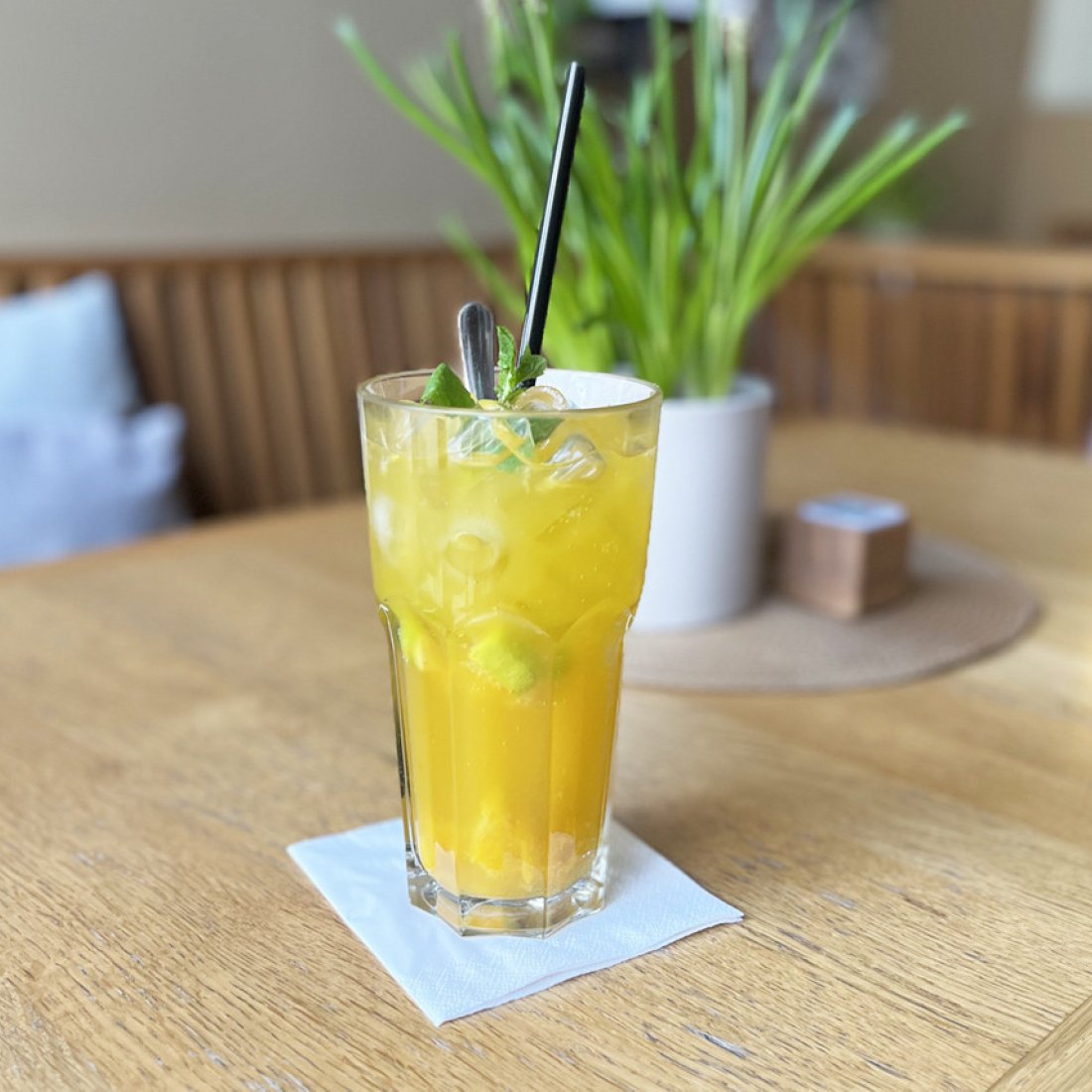 Domácí mangová limonáda s kousky ovoce