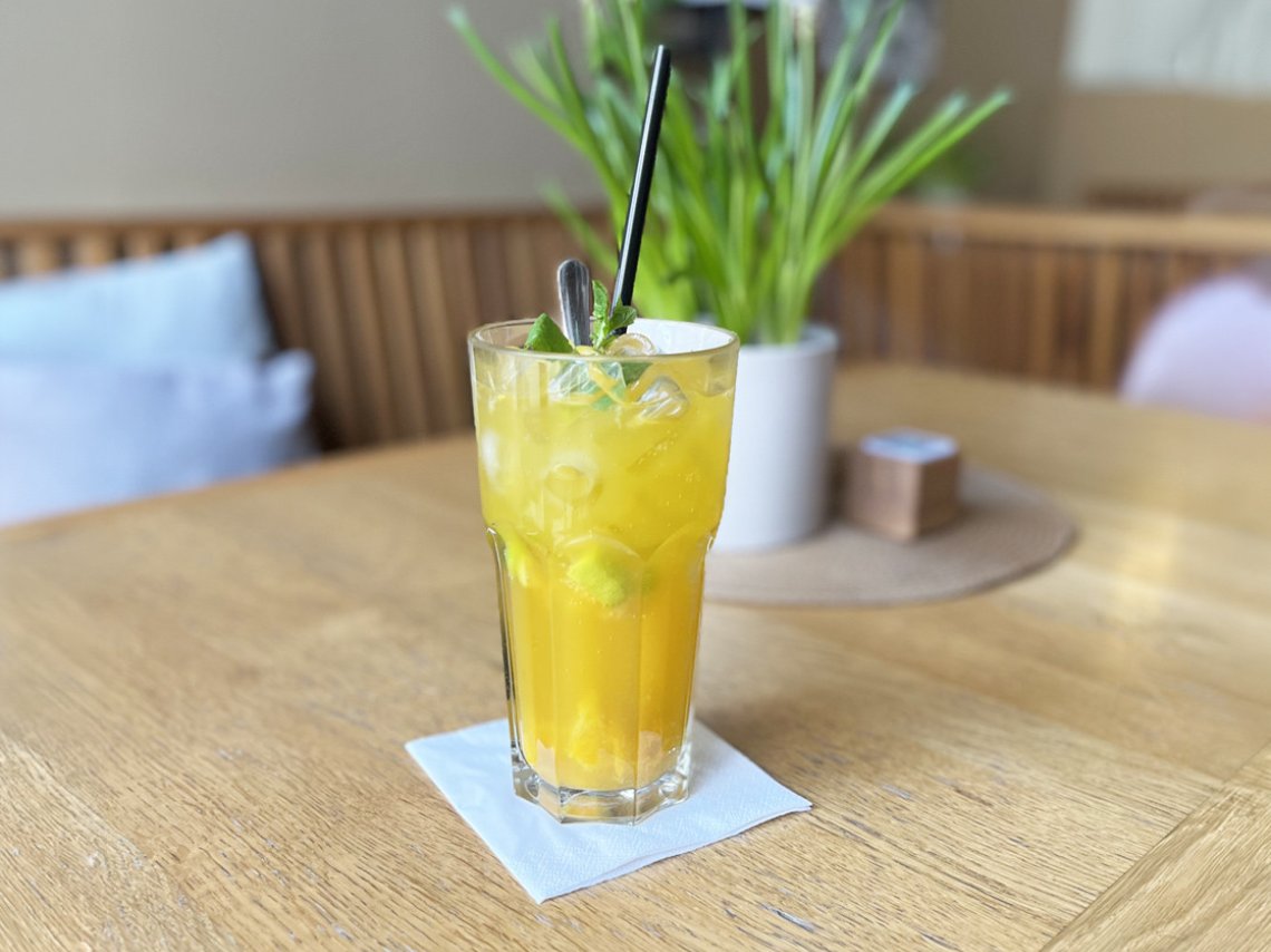 Hit letošního roku - domácí mangová limonáda s kousky ovoce